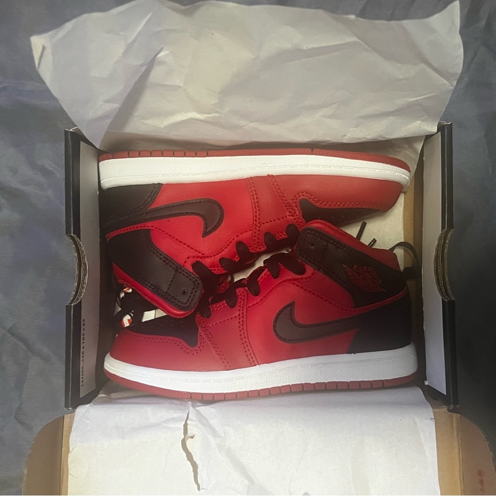 Jordan Air 1 Mid Kids Size 12C 🔥